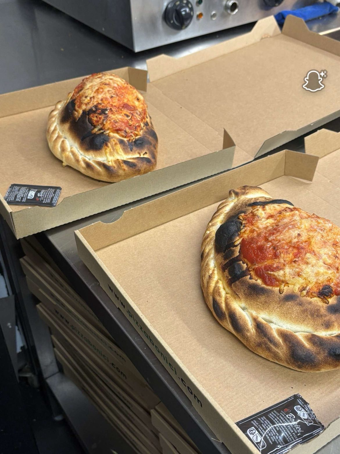 Calzones dorés à la sortie du four