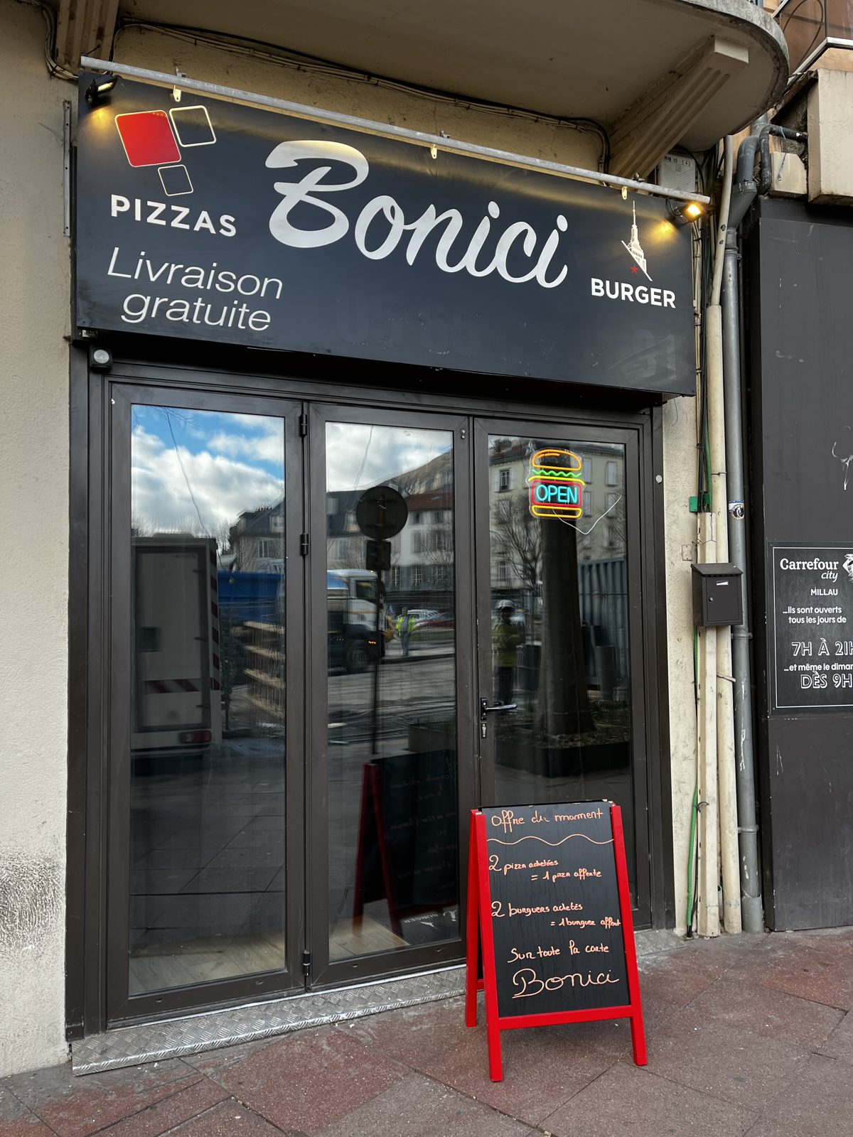 Devanture du restaurant Bonici, place du Mandarous